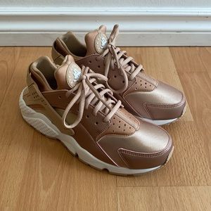 Nike Air Huarache Run SE - Rosegold/bronze SZ 7